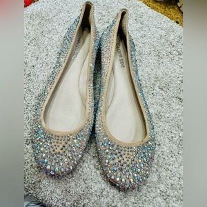 Gianni Bini nude flats jewels great condition 6m